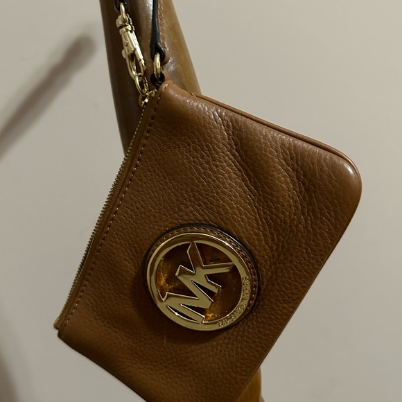 Michael Kors tan shoulder bag and matching wristlet - Picture 11 of 13